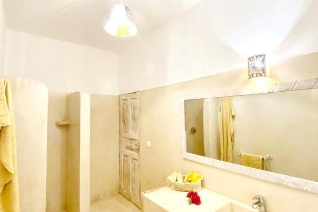 Regadera, secadora de cabello, bidet, toallas 