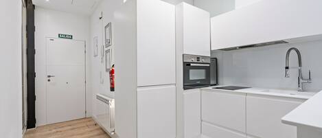 Een koelkast, een microgolfoven, een oven, een vaatwasser