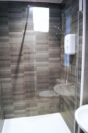 Deluxe Double Room | Bathroom - The Bromley (Blackpool)