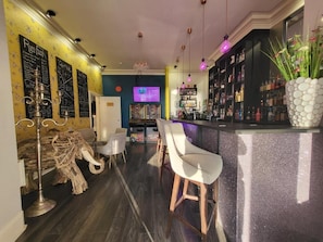 Bar (trong khuôn viên)