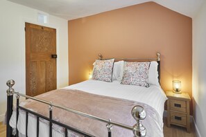 3 bedrooms, desk, iron/ironing board, travel crib