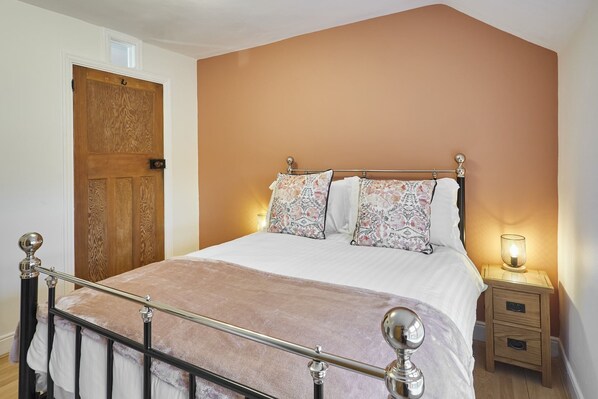 3 bedrooms, desk, iron/ironing board, travel cot