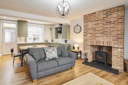 Host & Stay | Cedar Cottage