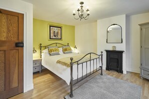 3 bedrooms, desk, iron/ironing board, travel cot
