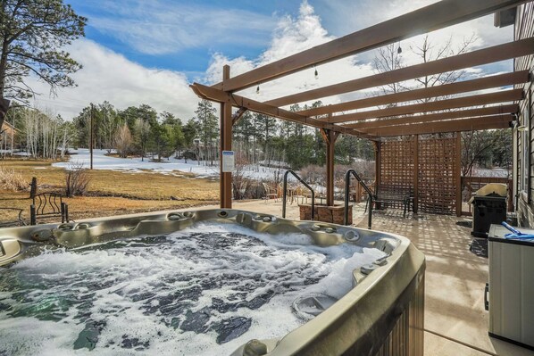 Terrace/patio - Monument Gym| Trails & Lake |Dog Friendly, Hot Tub (Monument)