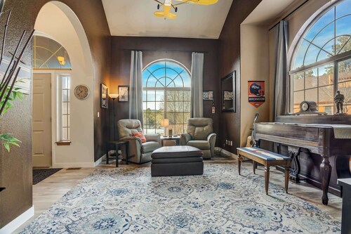 Monument Gym| Trails & Lake |Dog Friendly, Hot Tub