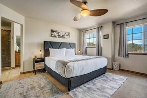 3 slaapkamers, een bureau, een strijkplank/strijkijzer, wifi