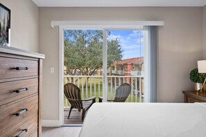 4 bedrooms, desk, iron/ironing board, travel cot - Near Disney! 192 Attractions! Free Amenity access! (Kissimmee)