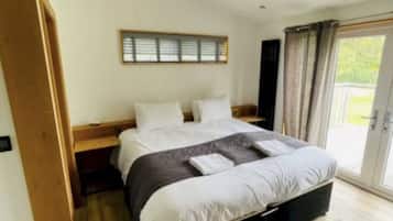 3 habitaciones, tabla de planchar con plancha, wifi y ropa de cama