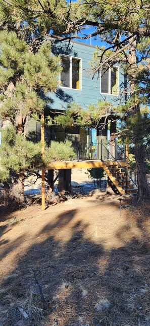 Exterior - Tree House 1-bedroom cabin in Peyton with WiFi access (Peyton)