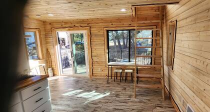 Tree House 1-bedroom cabin in Peyton with WiFi access