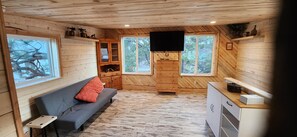 Living area - Tree House 1-bedroom cabin in Peyton with WiFi access (Peyton)