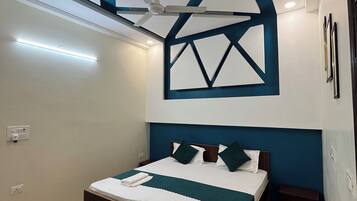 Deluxe Room | Desk, laptop workspace, free WiFi