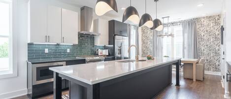 Réfrigérateur, four à micro-ondes, un four, surface de cuisson