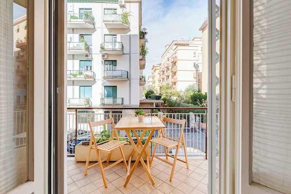 View from property - Cozy 2-Bedroom Flat with Balcony (Rome)