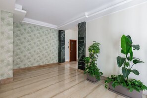 Property entrance - Cozy 2-Bedroom Flat with Balcony (Rome)