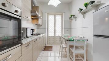 Appartamento, 2 camere da letto, cucina, vista città | Cucina privata | Frigorifero, microonde, forno, piano cottura
