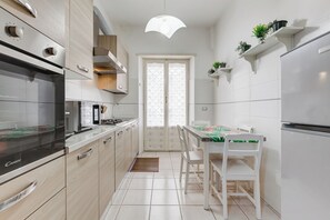 Apartment, 2 Schlafzimmer, Küche, Stadtblick | Eigene Küche | Kühlschrank, Mikrowelle, Ofen, Herdplatte