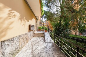 Property entrance - Cozy 2-Bedroom Flat with Balcony (Rome)