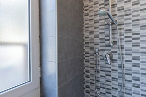 Apartment | Bathroom | Shower, bidet - Casa Gabel by Wonderful Italy (Turin)
