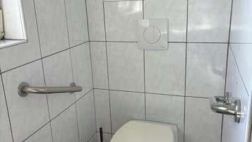 Regadera, secadora de cabello, toallas, jabón