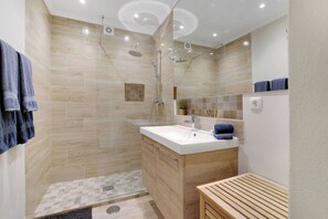 Dusche, Haartrockner, Handtücher, Toilettenpapier