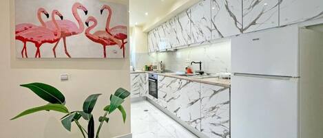 Microondas, horno, placa de cocina y cafetera o tetera