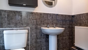 House | Bathroom | Shower, free toiletries, hair dryer, towels
