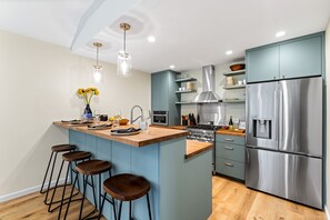 冷蔵庫、電子レンジ、オーブン、コンロ