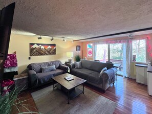TV, fireplace - Charming 1 bedroom condo-walking distance to slopes (Sugar Mountain)