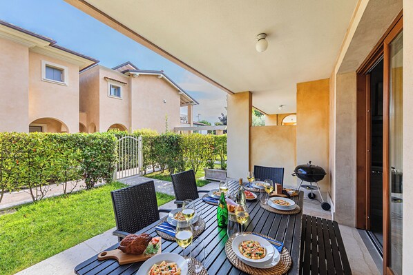 Basic Apartment | Terrace/patio