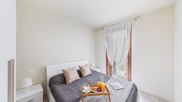 Apartemen Basic | 3 kamar tidur, setrika/meja setrika, Wi-Fi gratis, dan seprai linen