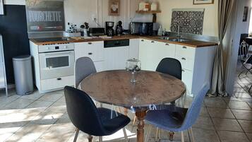 Een microgolfoven, een oven, een kookplaat, een vaatwasser