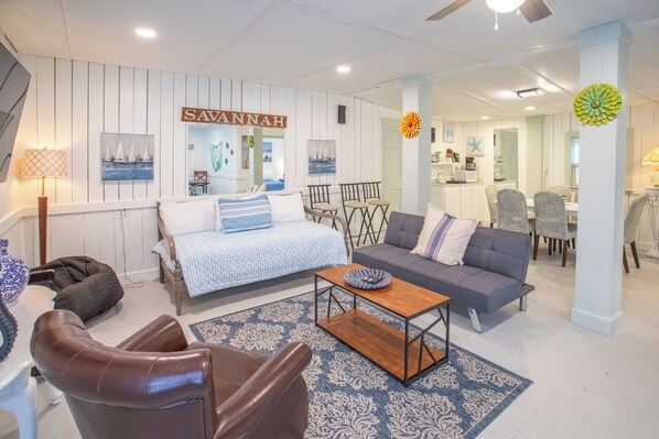 Smart-tv och ett bordtennisbord