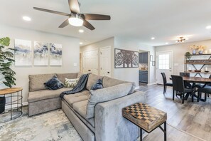 Smart TV - Cozy 3BR Retreat with WiFi and AC in the Heart of Raleigh (Raleigh)