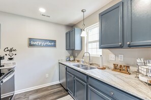 Fridge, microwave, oven, stovetop - Cozy 3BR Retreat with WiFi and AC in the Heart of Raleigh (Raleigh)