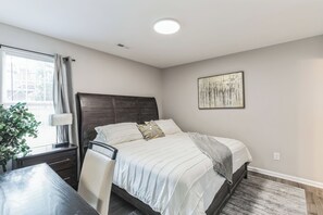 3 bedrooms, desk, iron/ironing board, WiFi - Cozy 3BR Retreat with WiFi and AC in the Heart of Raleigh (Raleigh)