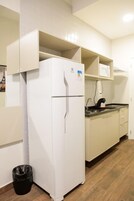 Habitación doble superior, vistas a la ciudad | Cocina privada | Microondas y utensilios de cocina