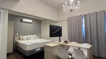 Quarto casal superior, vista para a cidade | Frigobar, Wi-Fi de cortesia, roupa de cama