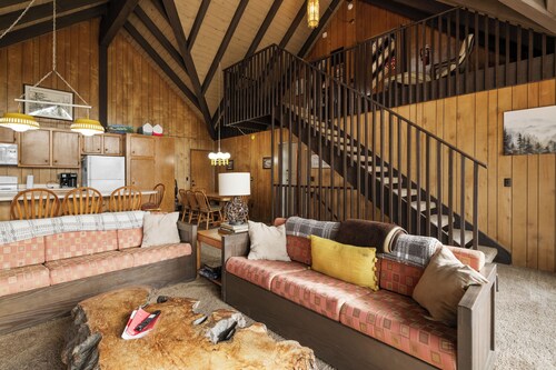 Peekaboo Lake Views, WALK to LAKE! Game Room! Beautiful Windows Lots of SPACE