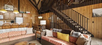 Peekaboo Lake Views, WALK to LAKE! Game Room! Beautiful Windows Lots of SPACE