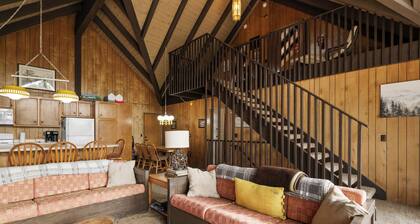 Peekaboo Lake Views, WALK to LAKE! Game Room! Beautiful Windows Lots of SPACE