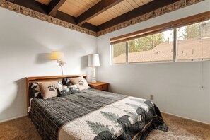 4 bedrooms, desk, free WiFi, bed sheets - Peekaboo Lake Views, WALK to LAKE! Game Room! Beautiful Windows Lots of SPACE (Big Bear Lake)