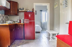 Private kitchen - Breakfast Included Adventurers' Inn (Desruisseaux)