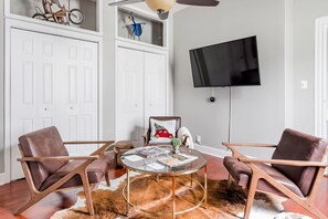 Interior - Chat on Garden Swings Germantown Getaway (Louisville)