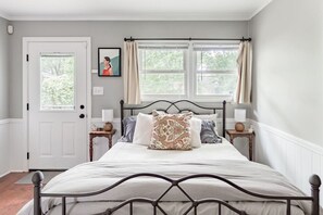 2 bedrooms, desk, iron/ironing board, WiFi