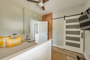 3 bedrooms, desk, iron/ironing board, WiFi - City Sunsets in the Heart of Germantown (Louisville)