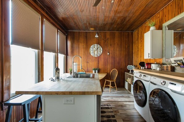 Fridge, microwave, oven, stovetop - City Sunsets in the Heart of Germantown (Louisville)