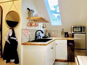 Jääkaappi, mikroaaltouuni, kahvin-/teenkeitin, leivänpaahdin