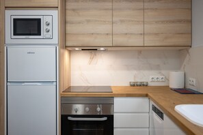 冷蔵庫、電子レンジ、オーブン、コンロ